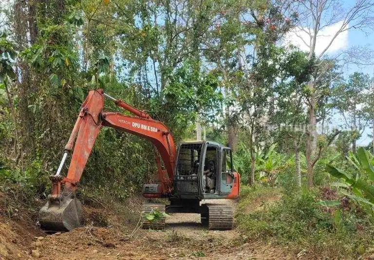 Jalan ke Pantai Bandealit Mulai Diperbaiki