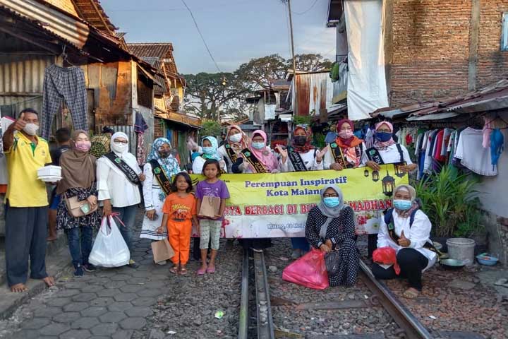 Perempuan Inspiratif Berbagi di Bantaran Rel KA Jagalan Kota Malang