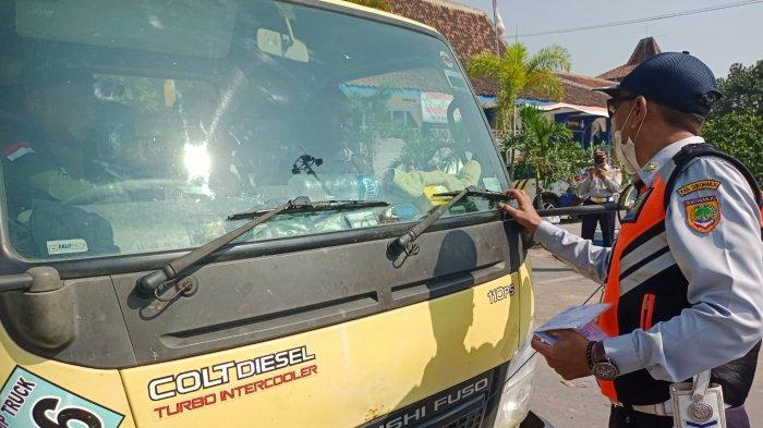 Belasan Angkutan Logistik Banyuwangi Langgar Uji KIR dan ODOL