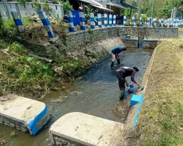 Dinas PUPR Kota Batu Gerilya Bersihkan Sungai dan Saluran Irigasi