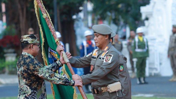 Kirab Pataka Jer Basuki Mawa Beya Tiba di Banyuwangi