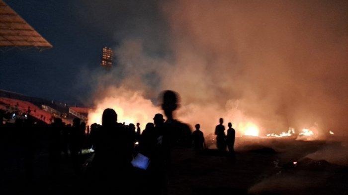 Rumput Lapangan Stadion Kanjuruhan Terbakar Saat Peringatan 1 Tahun Tragedi