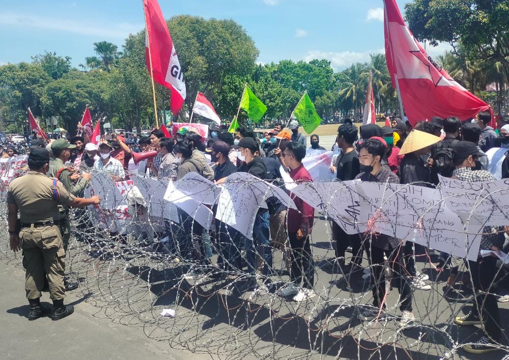 Demo Kantor Bupati Jember, Mahasiswa GMNI Tolak Tambang Paseban