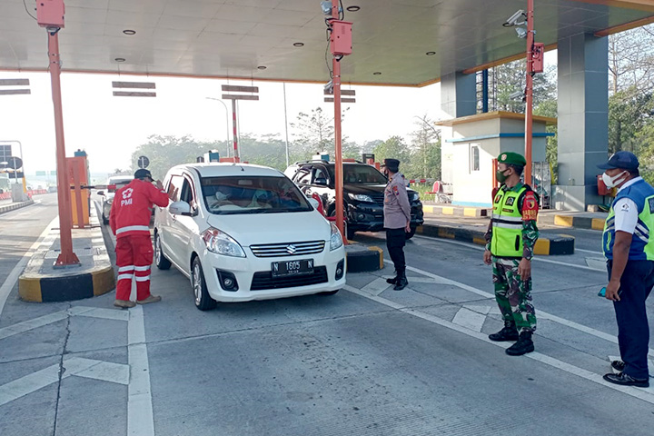 Akhir Pekan, Petugas Exit Tol Singosari Imbau Pendatang Bawa Dokumen