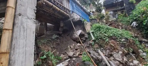 Tanah Longsor Di Batu Akibat Hujan Deras