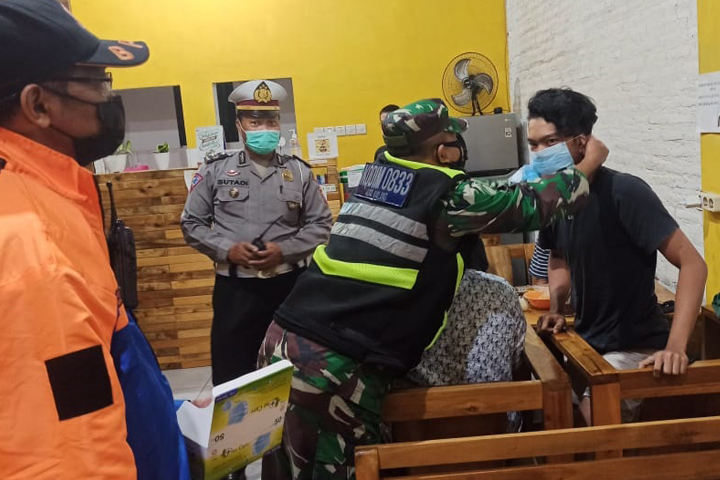 Tegakkan Prokes,  Aparat Gabungan Razia Pengunjung Kafe