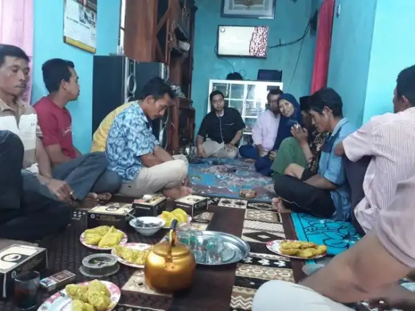 Petani Di Lereng Gunung Bromo Merambah Tanaman Kopi