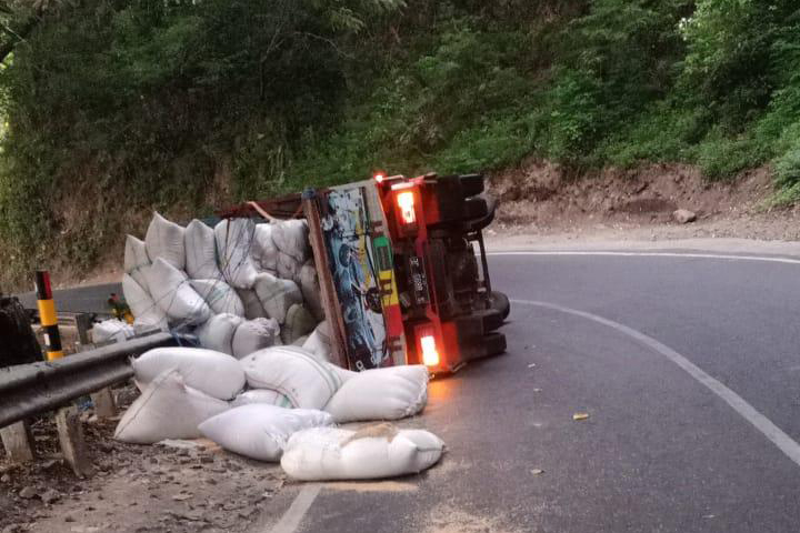 Truk Muat Sekem Terguling di Payung