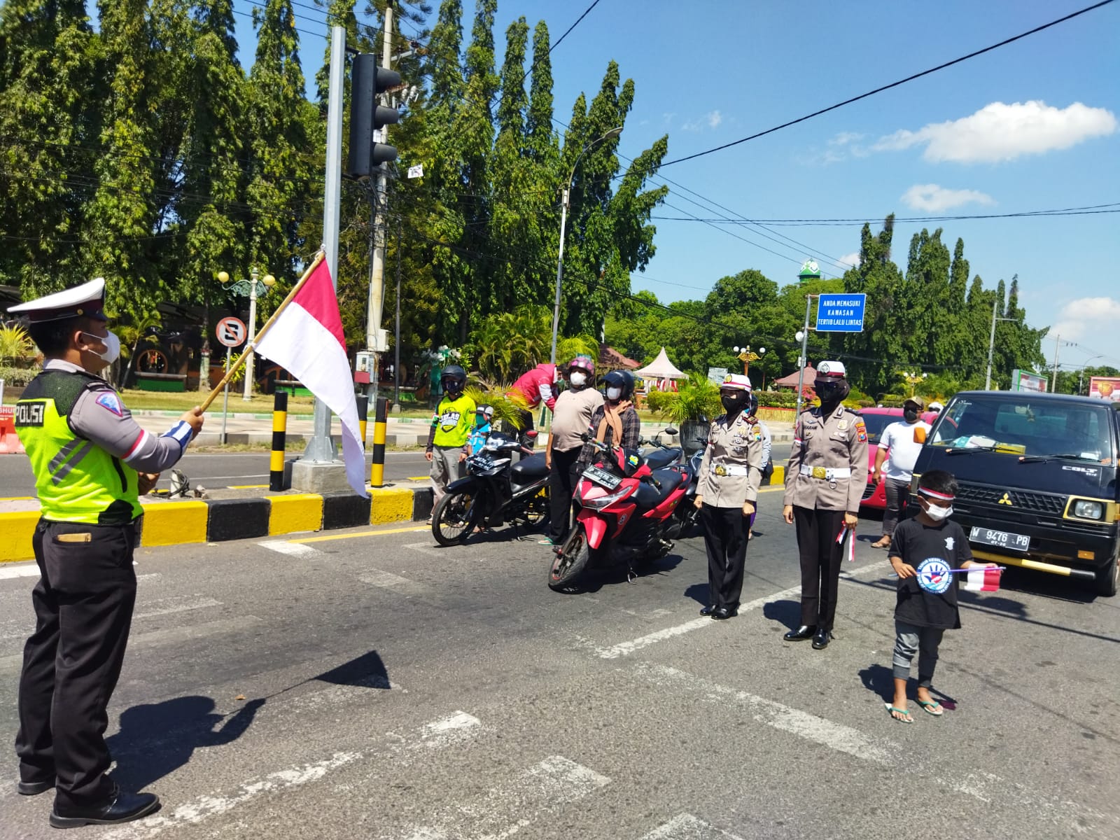 Polisi Cantik di Situbondo Pimpin Detik-detik Proklamasi di Jalan Raya