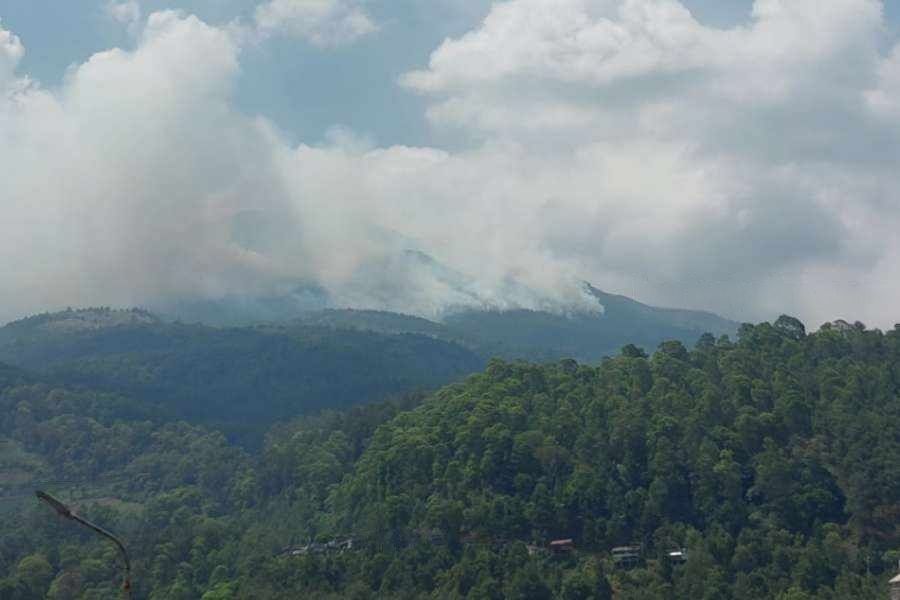 Kepulan Asap Tebal Terlihat Lagi Di Gunung Lawu