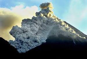 Material Erupsi Gunung Marapi Berpotensi Bahayakan Warga