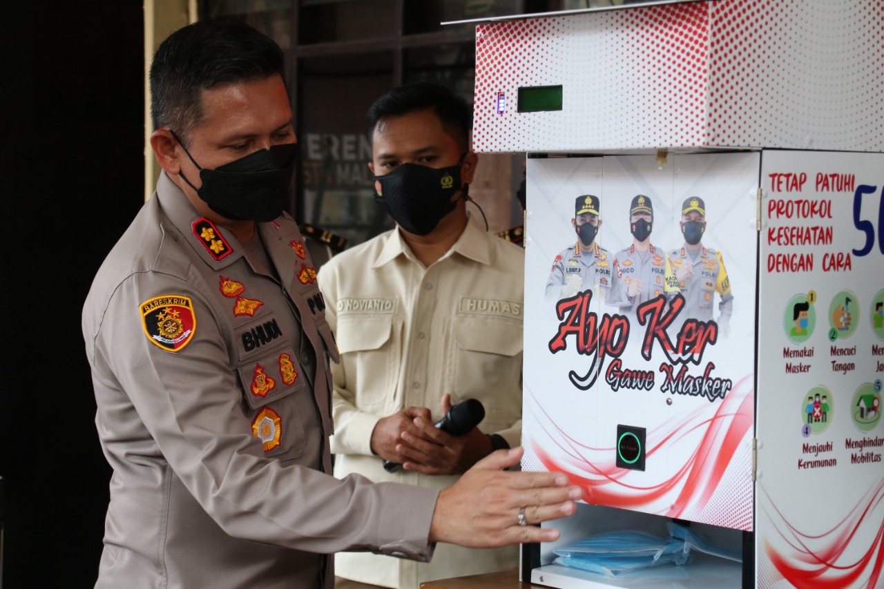 Polresta Malang Kota dan FT UB Luncurkan Dispenser Masker