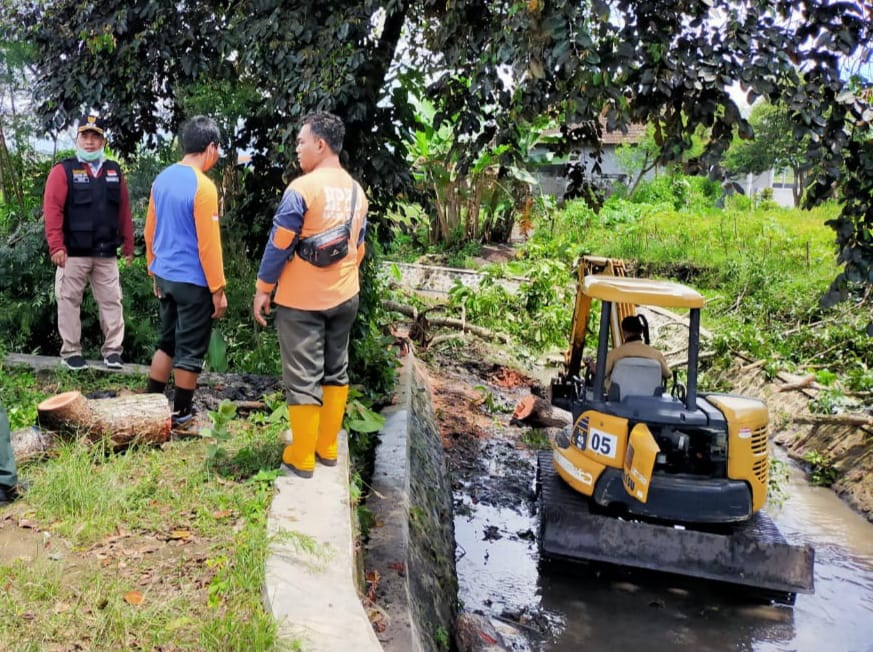 Antisipasi Genangan Air, PU SDA Keruk Sedimen Saluran Kali Molek