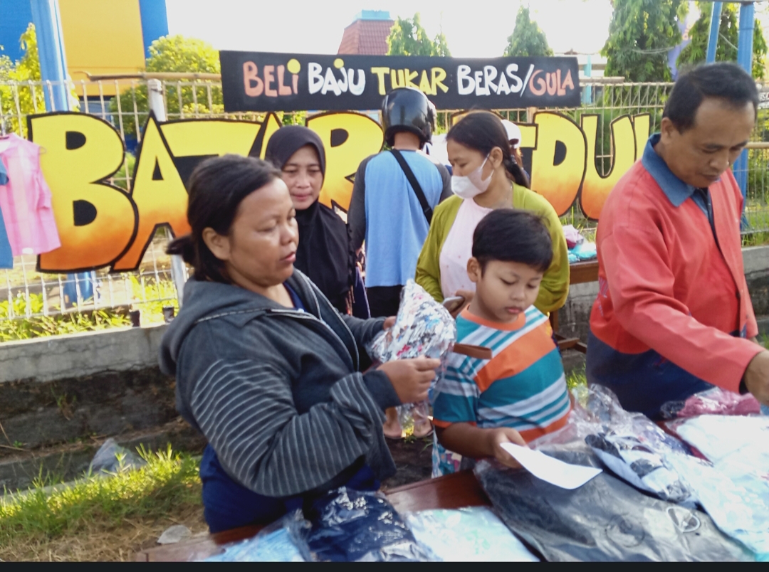 Libatkan Masyarakat dalam Kegiatan Sosial, IKA Stikosa AWS Gelar Bazar Peduli bareng GUSDURian Peduli