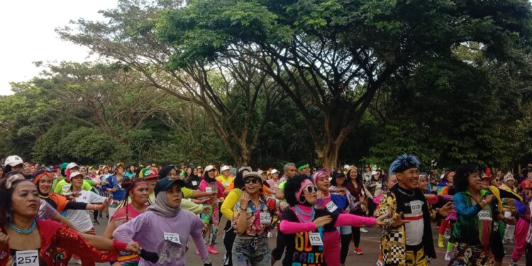 Ada Ratusan Pesenam Zumba Yang Berpenampilan Ala 80 An Di Lapangan Rampal  