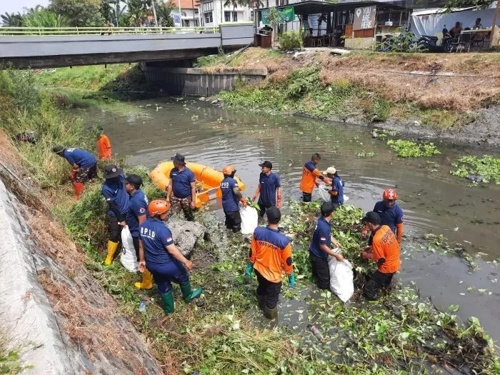 Tim Gabungan BPBD Jatim Lakukan Bersih-Bersih Sungai untuk Mitigasi Banjir