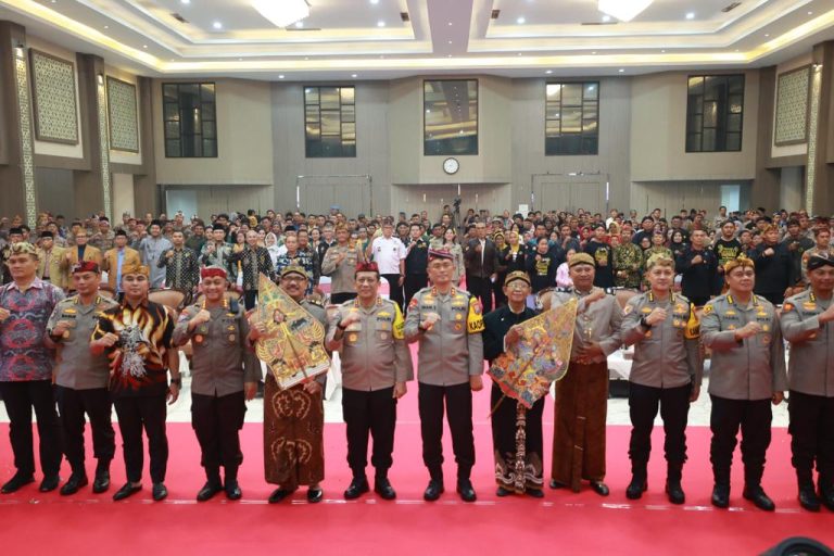 Polda Jatim Stimulasi Pemilu Damai Lewat Wayang Kulit