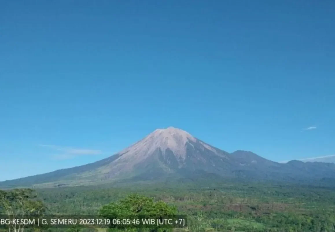 Gunung Semeru Kembali Mengalami Erupsi