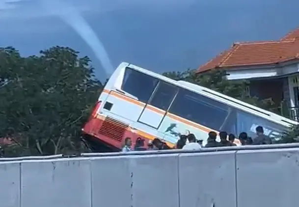 Laka Bus di Tol Mojokerto Akibatkan 3 Orang Luka Luka