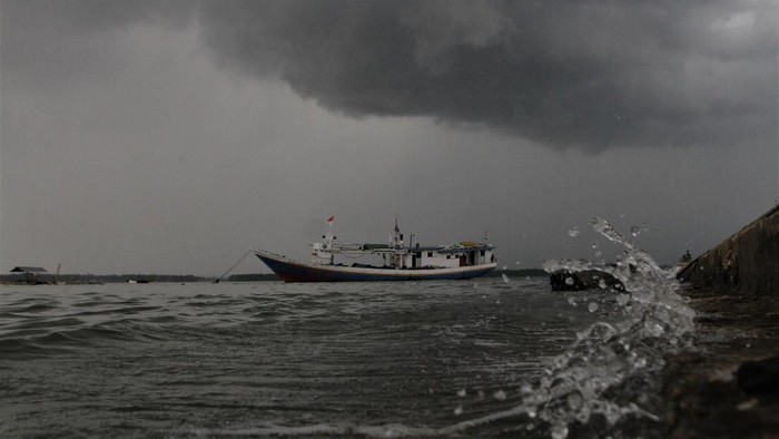 Hujan Petir Akan Guyur Daerah-Daerah Di Jatim Hari Ini