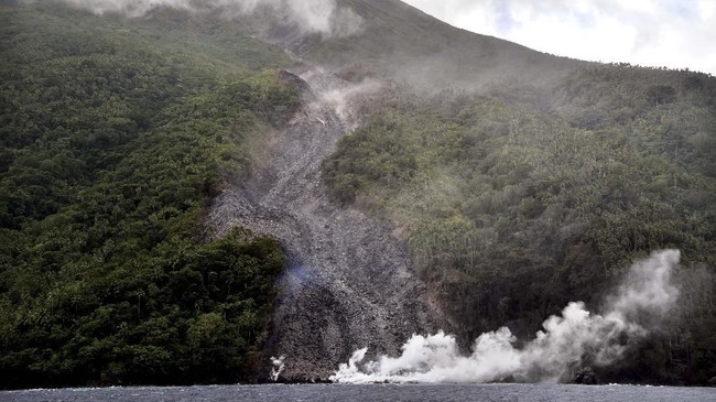 Gunung Karangetang Masih Siaga III