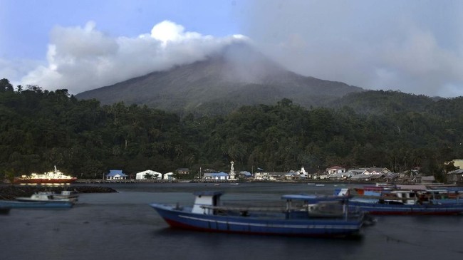 Guguran Lava Gunung Karangetang Mengarah ke Lima Sungai