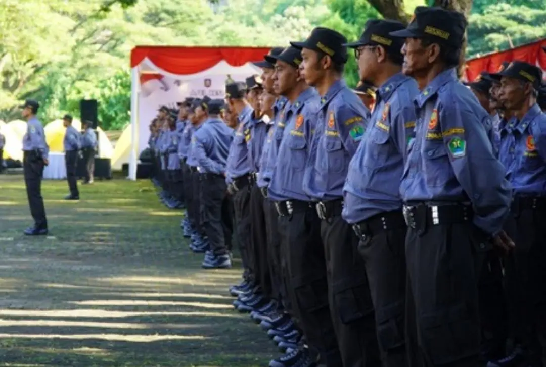 Satlinmas Kota Malang Memiliki Seragam Baru Untuk Pengamanan Pemilu 2024