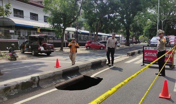 Aspal Jalan Bandung Ambles Dinas PUPRPKP Kota Malang Lakukan Perbaikan