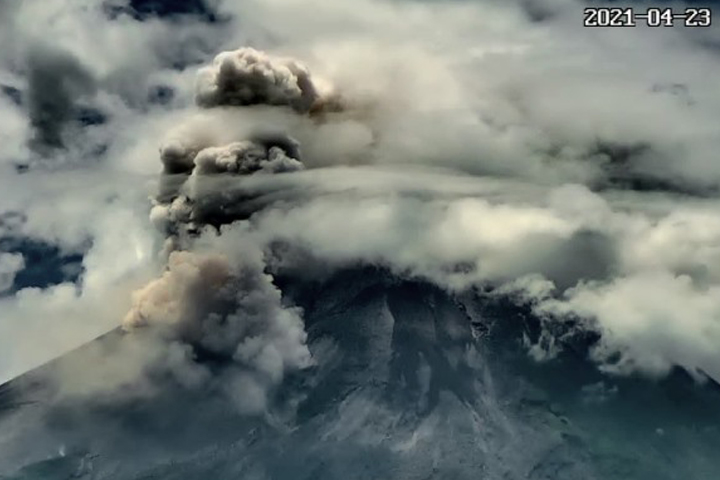 Merapi Muntahkan Awan Panas Sejauh 2 Km, Boyolali Hujan Abu