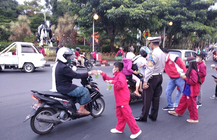 30 Atlet Cilik Kota Batu Bagikan 1000 Takjil