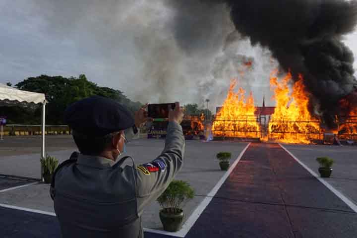 Bakar Narkotika Senilai Setengah Miliar Dolar