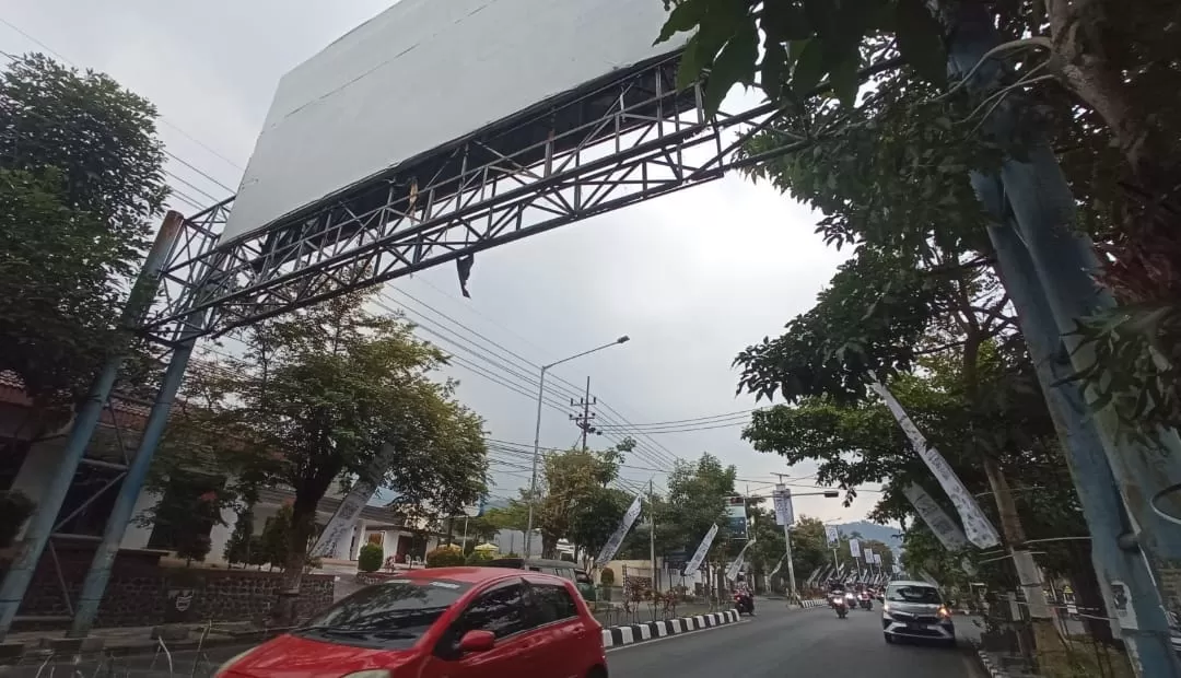 Papan Reklame di Panglima Sudirman Kota Batu Segera Dibongkar