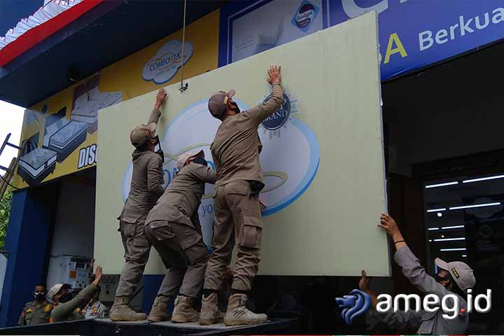 Bapenda Kota Malang Copot Sejumlah Baliho Reklame Nunggak Pajak