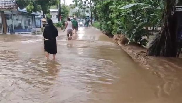 Banjir Terjang Jembatan di Bojonegoro Sampai Putus