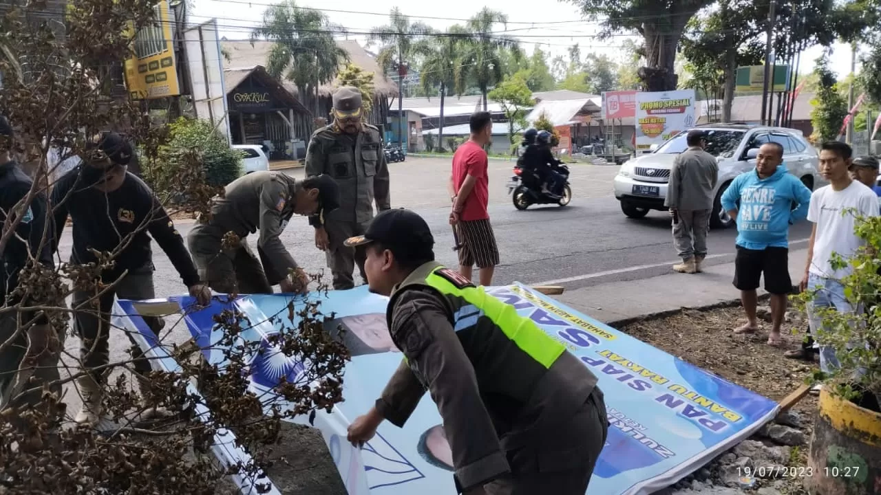 Puluhan Banner Partai di Kota Batu Diturunkan