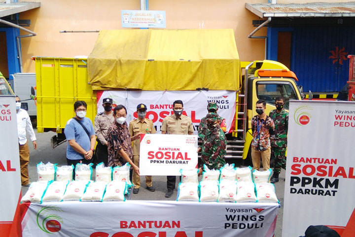 Wings Gandeng Empat Korem Bagikan 1500 Ton Beras Bagi Warga Terdampak PPKM Darurat