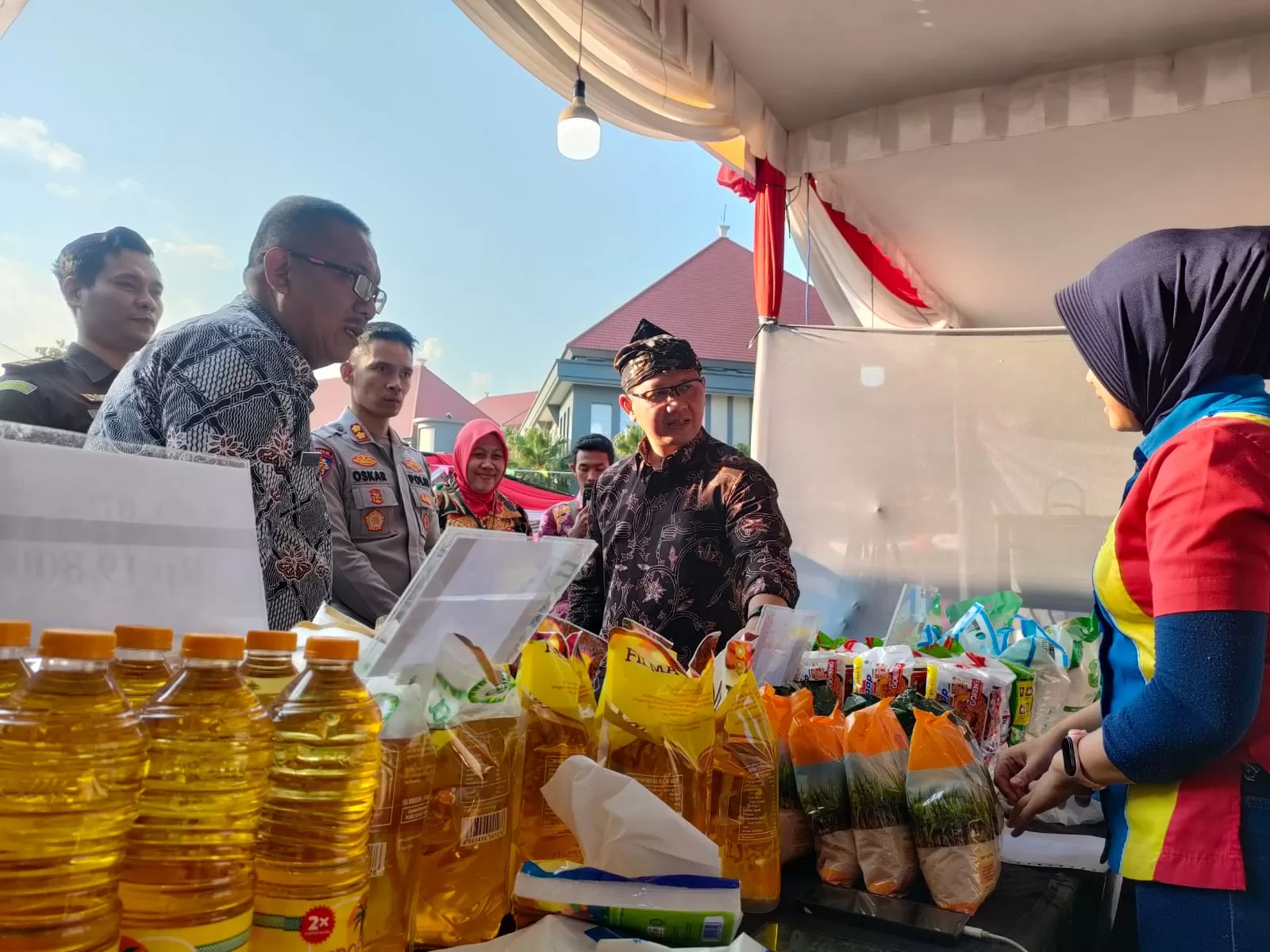 Warga Kota Batu Ikut Meriahkan Pasar Murah Among Tani