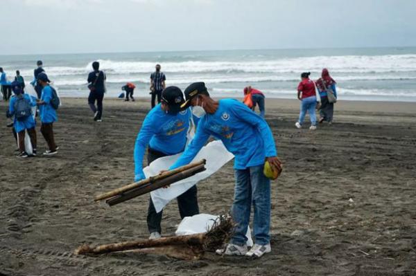 Bantul Berdayakan Petugas Kebersihan Pantai?