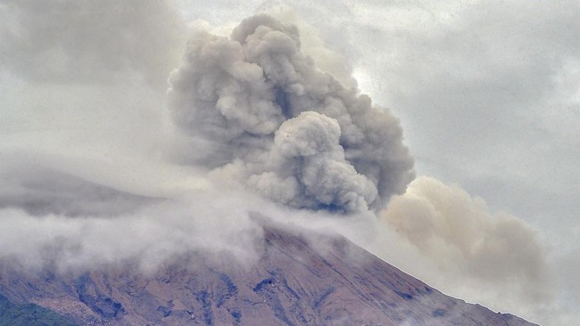 Gunung Lewotobi NTT Masih Status Awas