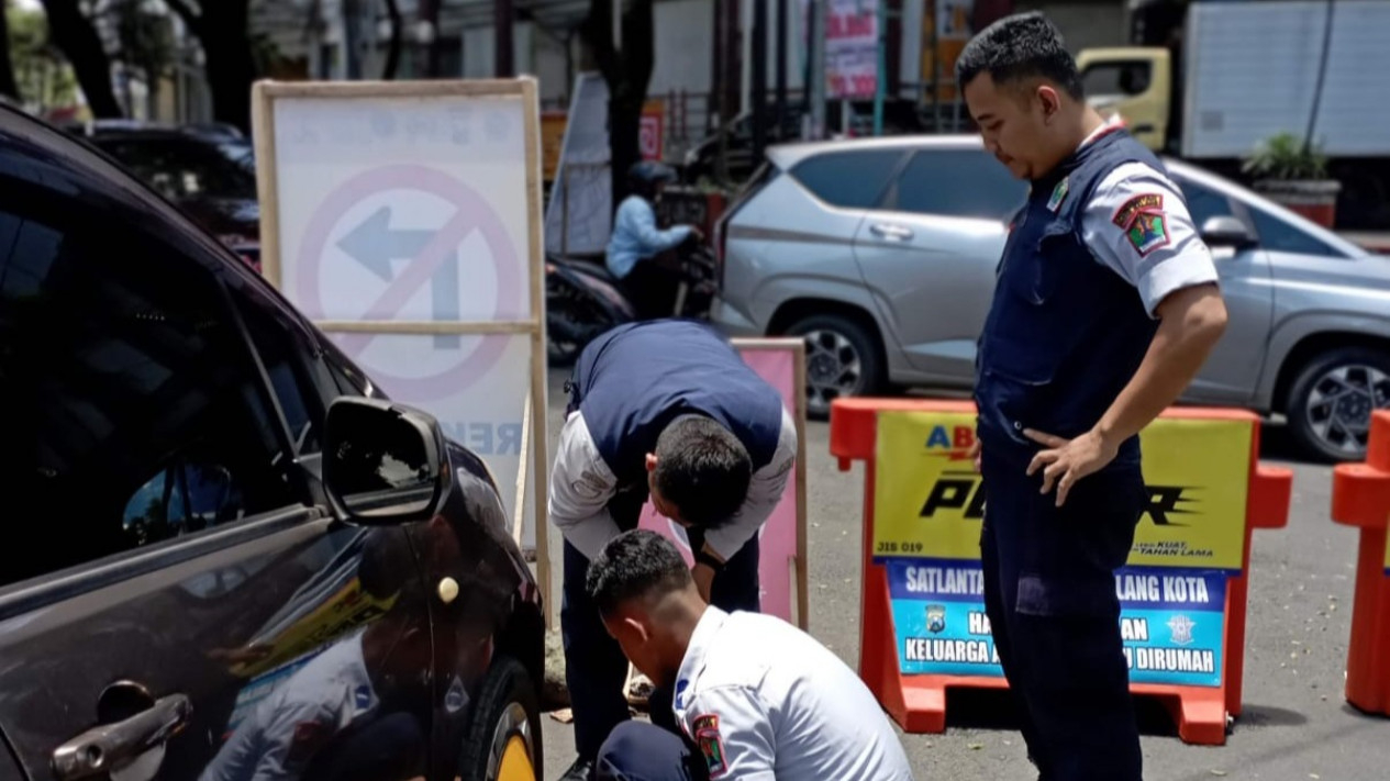 Dishub Kota Malang Berikan Denda Bagi Yang Parkir Sembarangan