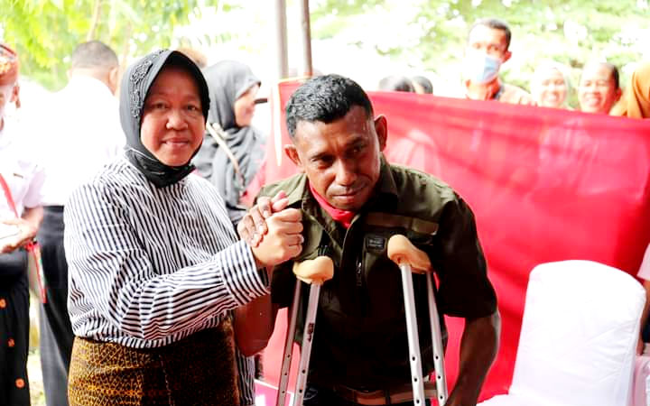 Di Ende, Mensos Bantu Penyandang Disabilitas Gunakan Tongkat Penuntun Adaptif