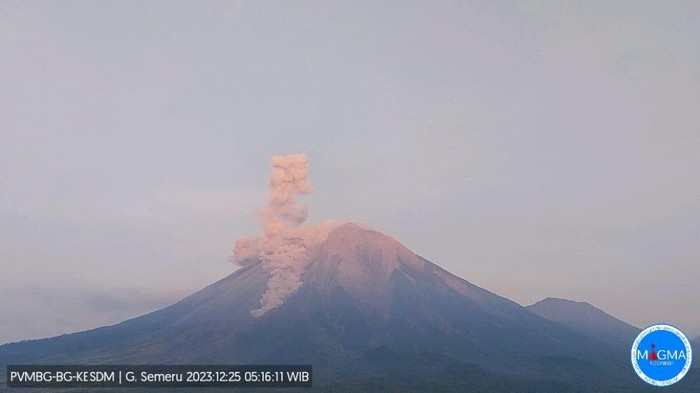 Gunung Semeru Kembali Erupsi Disertai Awan Panas