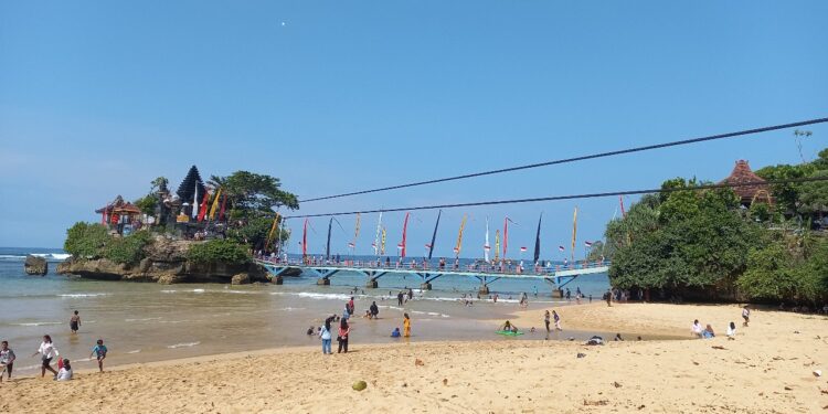 Manjakan Wisatawan, Pemkab Malang Bangun Cafe di Pantai