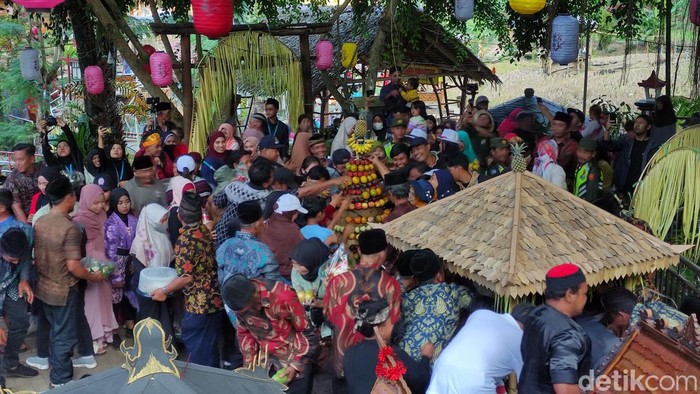 Warga Lereng Gunung Kawi Menggelar Festival 1001 Tumpeng