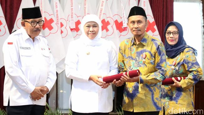 Ratusan Sukarelawan Terima Satya Lencana Donor Darah Dari Gubernur Jatim