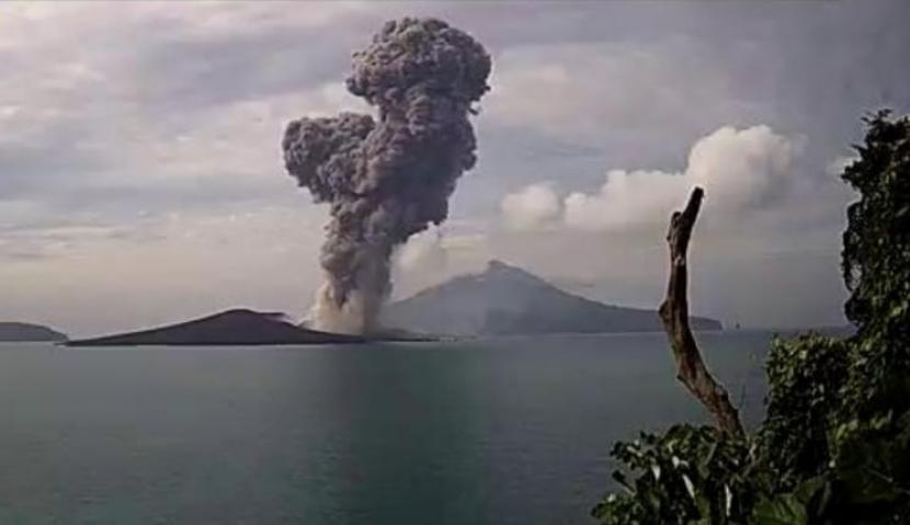 Abu Vulkanik dari Gunung Anak Krakatau Melanda Pemukiman Warga