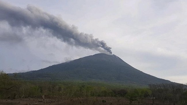 Gunung Ili Lewotolok di NTT Alami Erupsi Dua Kali Dengan Status Waspada