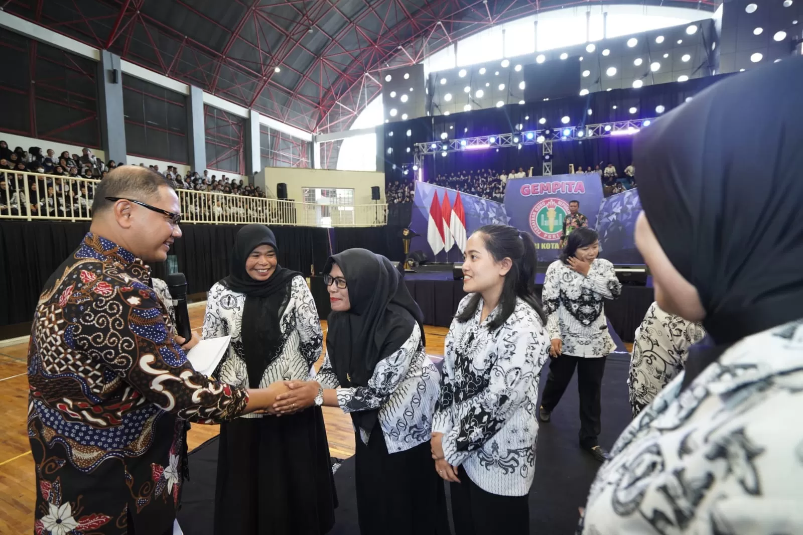 Guru Teladan Di Kota Batu Dihadiahi Umroh Oleh PJ Wali Kota Batu  