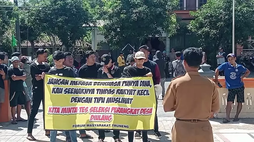 Warga Magetan Tuntut Seleksi Perangkat Desa Diulang