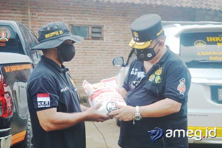 Inkoppol Bagikan Beras dan Tanam Pisang di Kasembon